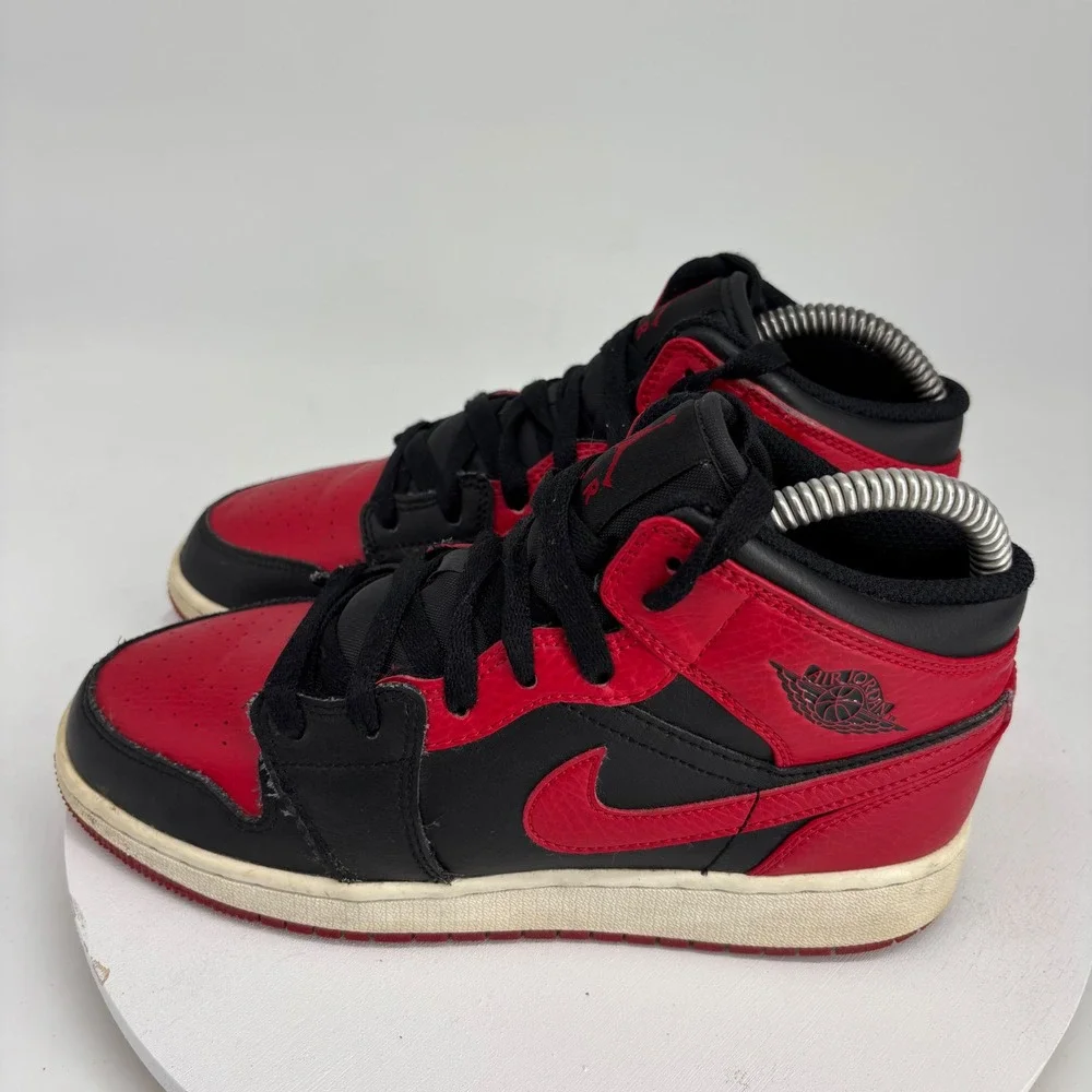 Jordan 1 Mid Sneakers Kids 4.5Y Black Red Banned 554725-074 Leather High Top